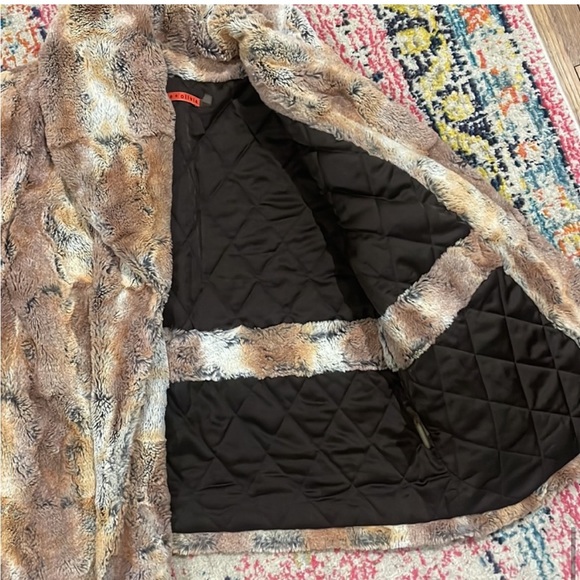 Alice + Olivia Annistyn Round Collar Faux Fur
Coat in Brown - Picture 9 of 10